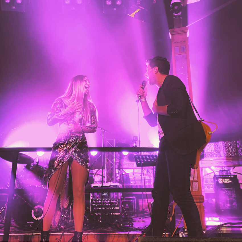 nick tsutsunava en margot van aken tijdens een live optreden van de cassette band